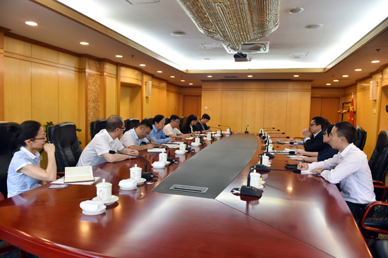 李寶善社長會(huì)見新加坡報(bào)業(yè)控股集團(tuán)執(zhí)行總裁伍逸鬆一行（攝影：翁奇羽）